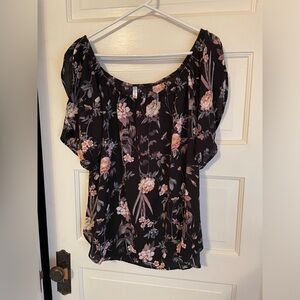 black floral flutter sleeve top - L NWOT